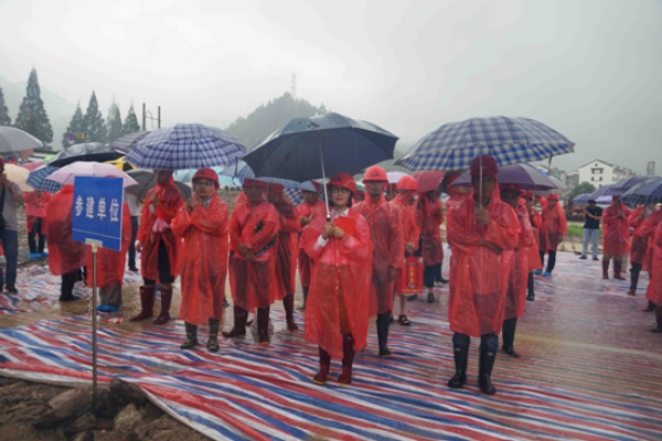 古堰畫鄉游客接待中心建設項目舉行開工儀式